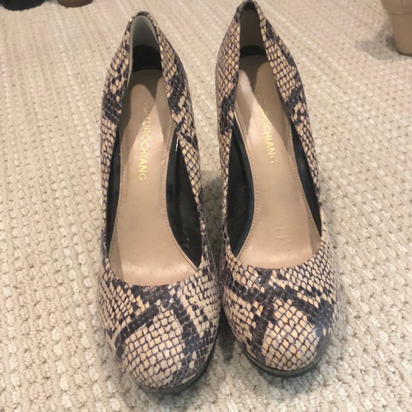 Arturo Chiang Snakeskin Heels w/ platform - Picture 2 of 4